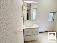 使いやすさが考えられた3面鏡です。