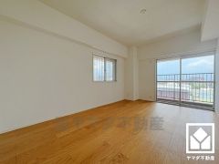 約7.5帖の洋室です。2面採光の大きな窓からは明るい光が降り注ぎます。柔らかな光が差し込むお部屋で、快適で落ち着いた生活をお送りいただけます。