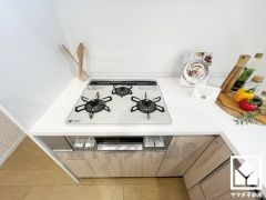 家族のごはん作りがはかどる。同時調理ができる3口コンロ付き。