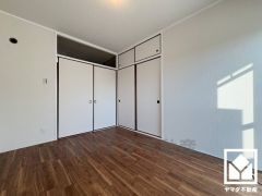 リビングに隣接する高窓付きのお部屋で、一体利用も可能です。