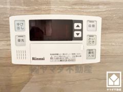 ボタン1つで自動でお湯張りができるオートバス機能付き。追い炊き機能もございますので、いつでも温かいお風呂に入ることができます。
