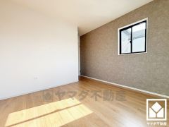 アクセントクロスを取り入れたデザイン性の高い洋室で、リラックスしたひとときを過ごせます。