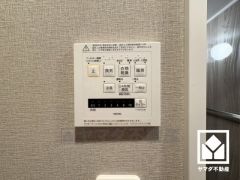 浴室暖房乾燥機付き。真冬の寒い浴室を暖かく、また雨の日の洗濯物の乾燥にと多用途に活躍する機能です。