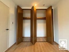 新たに家具を買わなくても良いので、ハンガーパイプ付きのクローゼットは嬉しいですね。