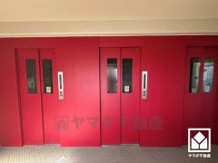 複数基のエレベーターを設置し、待ち時間を短縮。快適な住まいへのアクセスをスムーズに。