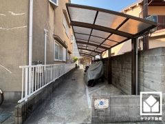 屋根付きのバイク置き場も完備。しっかり区画が整理されており、使い勝手の良い設計です。