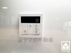 湯はりスイッチを押し、給湯栓を開けてお湯はりをすると、設定した湯量でお湯が自動的に止まるオートストップ機能付き。（給湯栓は開いたままなので、必ず閉めてください）