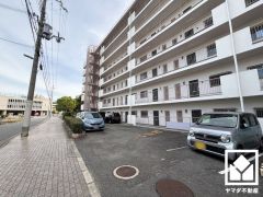 敷地内に駐車場を完備（月額10000円）。重い荷物や雨の日の移動もスムーズで、快適なカーライフを実現。空き状況等は弊社スタッフまでお気軽にお問い合わせください。