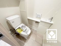 明るく清潔感溢れるトイレです。温水洗浄便座付きで、季節を問わずいつでも温かい便座をお使いいただけます。手洗いが別になっているので、衛生的に使えます。