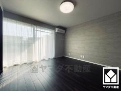 バルコニーにつながるお部屋で、通風・陽当たり良好。全居室に窓がある、明るい陽光がたっぷり差し込む心地よい生活空間です。