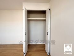 クローゼットは奥行きがあるので、収納力も申し分ありません。