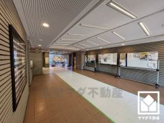 上質な素材と洗練されたデザインが織りなすエントランス。住まう人の誇りを感じさせる、優雅な迎えの空間。