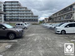 敷地内に駐車場を完備。重い荷物や雨の日の移動もスムーズで、快適なカーライフを実現。
