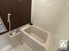 1日の疲れを癒す浴室でゆったりリフレッシュ。清潔感あふれる空間で、毎日のバスタイムをより快適に。