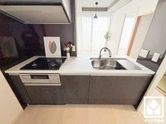 フラットタイプのカウンターキッチンなので配膳や片付けがしやすく、お料理中でもお子様の様子が分かって安心です。