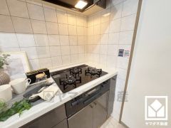 毎日の料理がもっとスムーズになる、便利な3口コンロ付き。