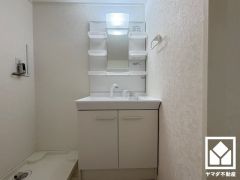収納付きでスッキリお使い頂ける洗面台です。洗面ボウルが広めなので、忙しい朝でも身支度がしやすく時短になります。