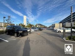 敷地内に駐車場を完備（月額9000円～15000円）。重い荷物や雨の日の移動もスムーズで、快適なカーライフを実現。空き状況は弊社スタッフまでお気軽にお問い合わせください。