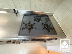 毎日の料理がもっとスムーズに。便利な3口コンロ付きキッチン。