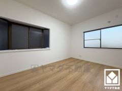 約6帖の西側洋室です。全居室2面採光以上。明るい陽光がたっぷり差し込む心地よい生活空間です。