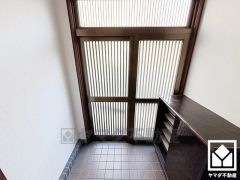 シンプルで洗練された玄関デザイン。帰るたびにホッとできる、心地よい住まいの入り口。