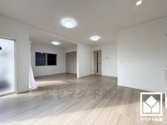 広々19帖のLDKが魅力。家族全員がリラックスできる、ゆったりとした快適リビングで温かい団らんの時間を。