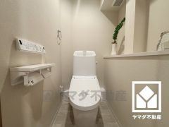 明るく清潔感溢れるトイレです。2連トイレットペーパーホルダーなのでお取替えの手間が軽減できます。