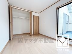 約6帖の2階西側洋室です。全居室に収納がございますので、お部屋の広さを最大限に活用できます。