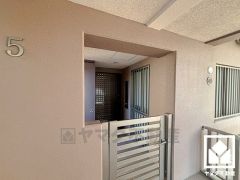 玄関周りに個性が生まれるポーチ付き。防犯面でも効果的です。