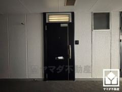 玄関ドアは防犯性に優れたダブルロックドアです。