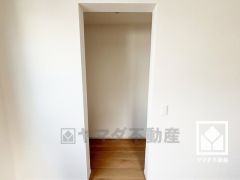 収納力豊富なウォークインクローゼット付き。お洋服はもちろん、スーツケースなどの大物もしっかり収納できます。