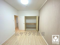 約5.5帖の洋室。全居室フローリングでお掃除ラクラクです。全居室収納もございますので、お部屋の広さを最大限に活用できます。