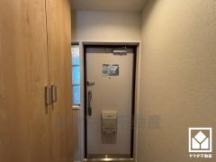 袖の窓から光が差し込み、外出時にも帰宅時にも、明るい気持ちになれる玄関です。