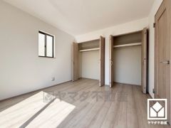 約7帖の洋室です。全居室に収納がございますので、お部屋の広さを最大限に活用できます。