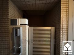 玄関周りに個性が生まれるポーチ付き。門扉がございますので、防犯面でも効果的です。