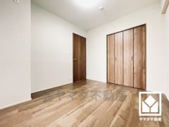 柔らかな光が差し込む洋室、快適で落ち着いた住まい。