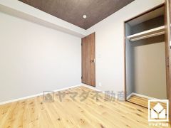 約5帖の洋室です。お子様のお部屋などにも丁度良い広さです。全居室に収納がございますので、お部屋の広さを最大限に活用できます。
