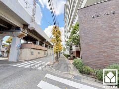 ショッピングモール「ヨッテ杭瀬」まで徒歩4分、「ローソンHB阪神杭瀬店」まで徒歩4分など、お買い物施設が徒歩5分圏内に複数あり便利な住環境です。