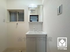 室内洗濯機置場がございますので、天候に左右されず洗濯していただけます。