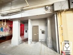 玄関もそれぞれ別れており、各階をそれぞれ収益物件としても運用可能です。