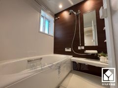 1日の疲れを癒す浴室でゆったりリフレッシュ。ナチュラルな木目調のアクセントパネルは落ち着いた雰囲気を演出してくれます。