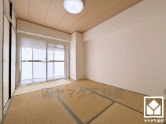 陽光がたっぷり差し込む洗練された和室。温かみのある畳のスッキリとしたデザインが、暮らしを心地よく彩ります。