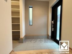 窓から光が差し込み、外出時にも帰宅時にも、明るい気持ちになれる玄関です。広々とした玄関の為、ベビーカーでの出入りも楽々です。