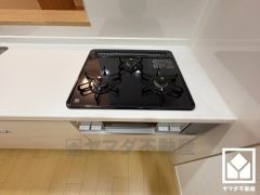 毎日の料理がもっとスムーズに。便利な3口コンロ付きキッチン。