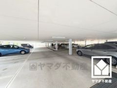 敷地内に駐車場を完備（月額10000円～15000円）。ロボットゲート付きで、盗難やいたずらを防止します。