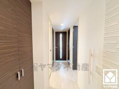 シンプルで洗練された玄関スペース。帰るたびにホッとできる、心地よい住まいの入り口。