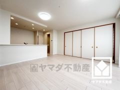 広々18.6帖のLDKが魅力。家族全員がリラックスできる、ゆったりとした快適リビングで温かい団らんの時間を。