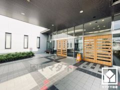 上質な素材と洗練されたデザインが織りなすエントランス。住まう人の誇りを感じさせる、優雅な迎えの空間。