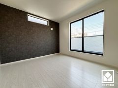 約7帖の2階洋室です。バルコニーにつながるお部屋で、通風・陽当たり良好。