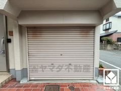 シャッター付きのインナーガレージで、盗難やいたずらを防止します。重い荷物や雨の日の移動もスムーズで、快適なカーライフを実現。